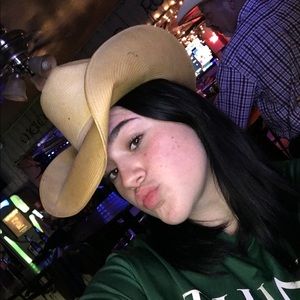 Meet your Posher, Mia